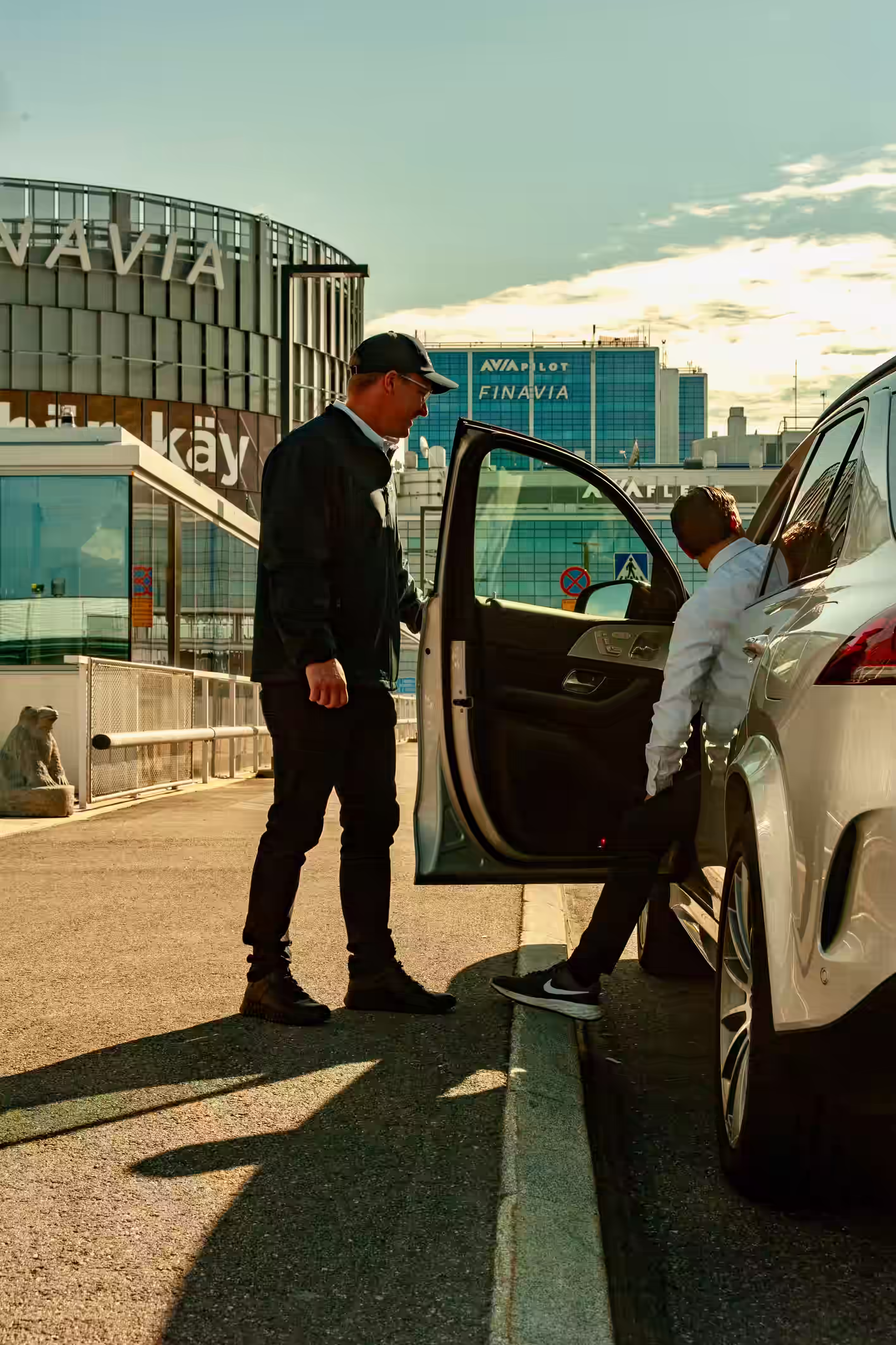 Aveilin asiakaspalvelija ottamassa vastaan matkustajan autoa Helsinki-Vantaan lentokentällä